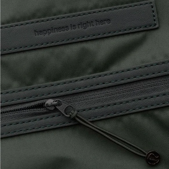 EUC ๐ Lululemon Fast Track Duffel (Heatproof Pocket 19L) Dark Forest - Picture 9 of 16